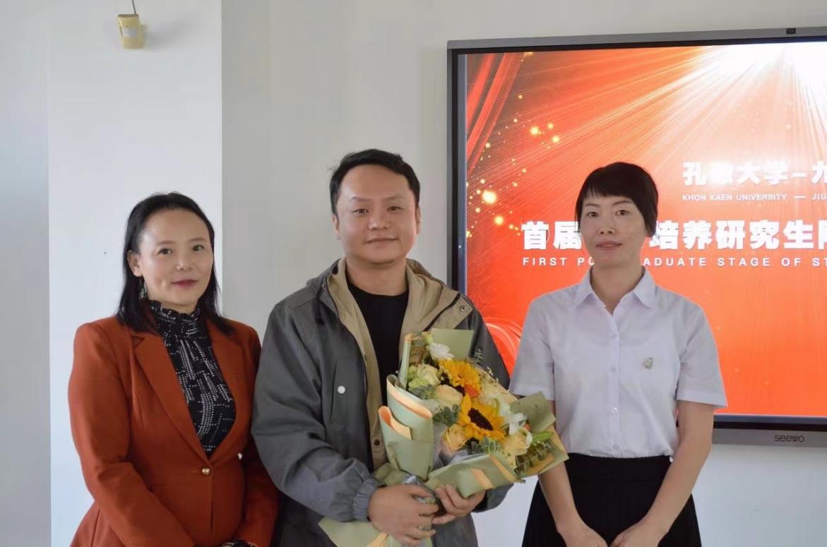 孔敬大学代表给beat365英国官网网站国际交流处石主任献花